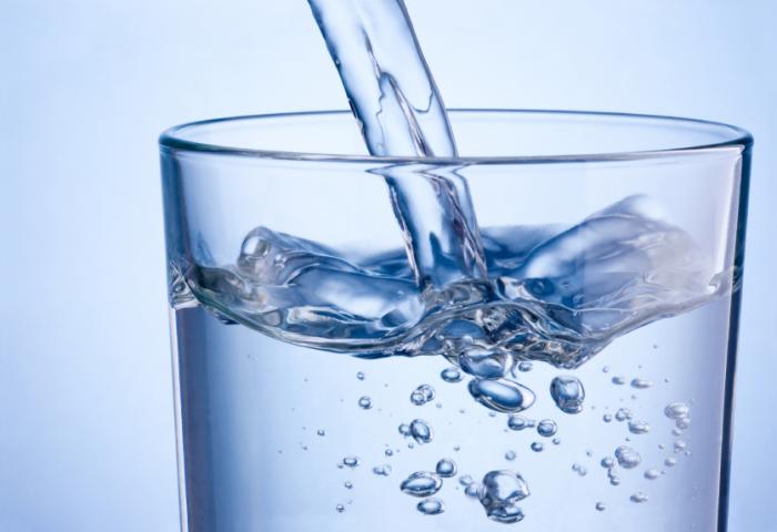 http://www.medicalnewstoday.com/content/images/articles/154/154164/cool-drink-of-water.jpg