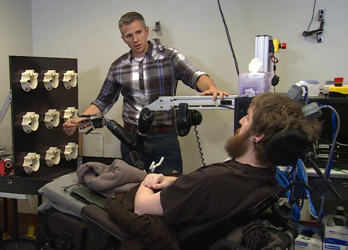 Medical News Today: Paralyzed man regains 'sense of touch' with mind-controlled robotic arm