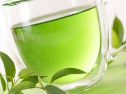 green tea in a cup - Negen gezondheidsvoordelen van kurkuma thee